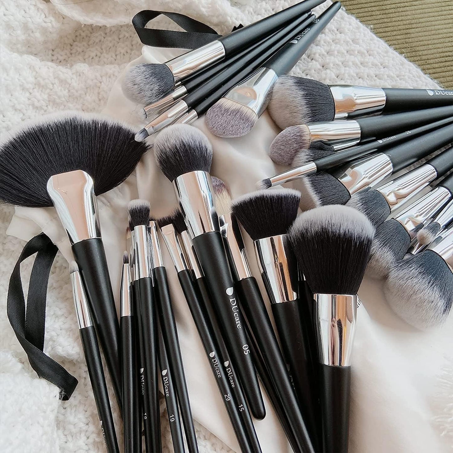 Premium 32-Piece Professional Makeup Brush Set - Synthetic Kabuki, Foundation, Blending, Face Powder, Blush, Concealer, and Eyeshadow Brushes